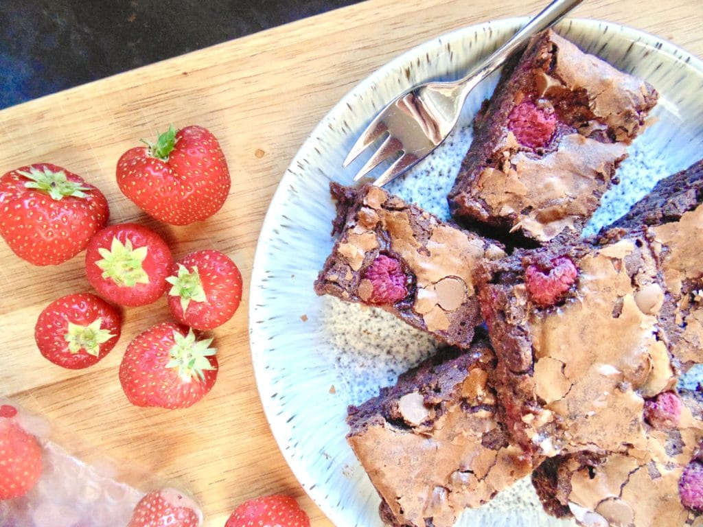 chocolate chip summer berry brownies