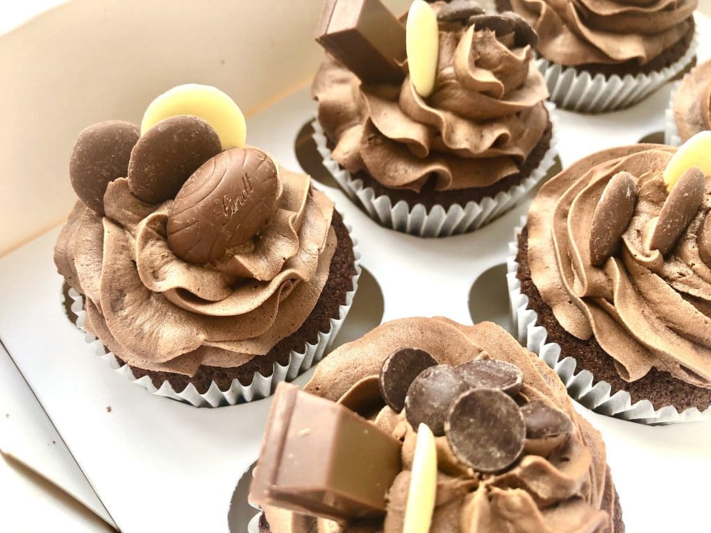 Easy Chocolate Cupcakes – back to basics – Maverick Baking