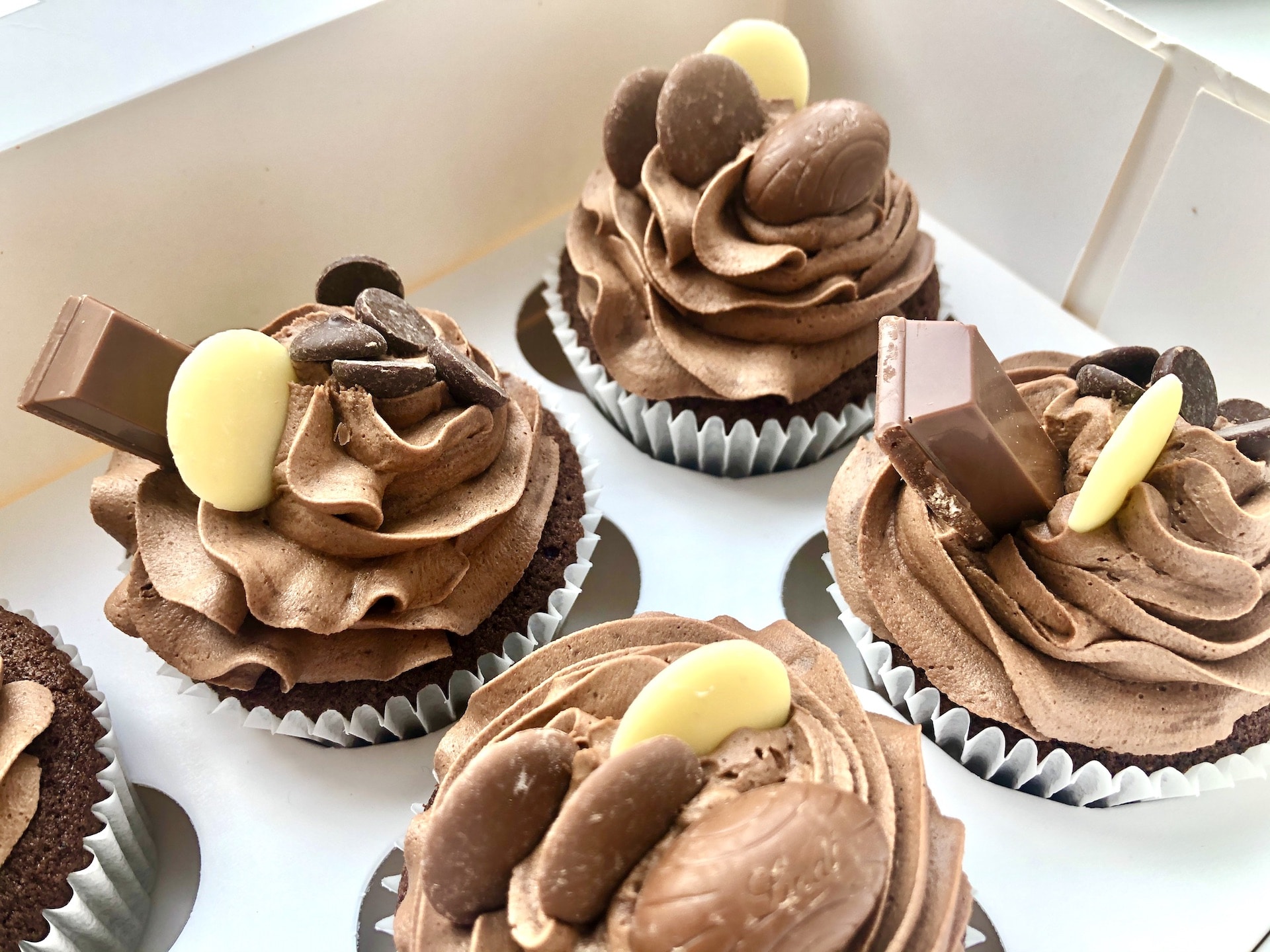 Easy Chocolate Cupcakes – back to basics – Maverick Baking